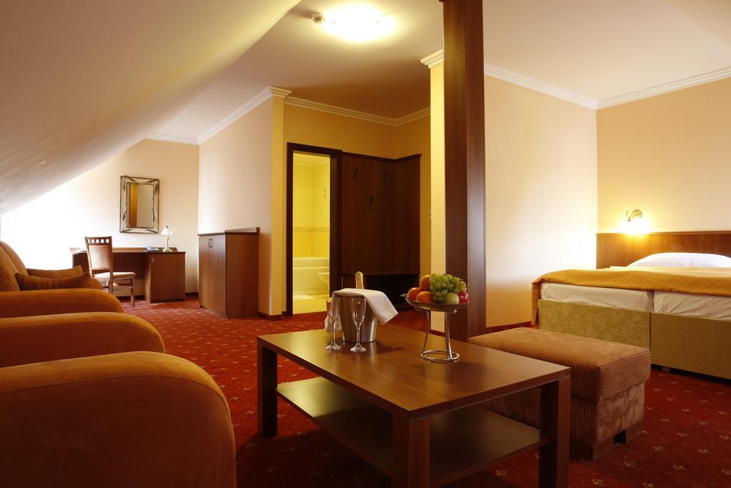 Hotel Majolika Модра Экстерьер фото