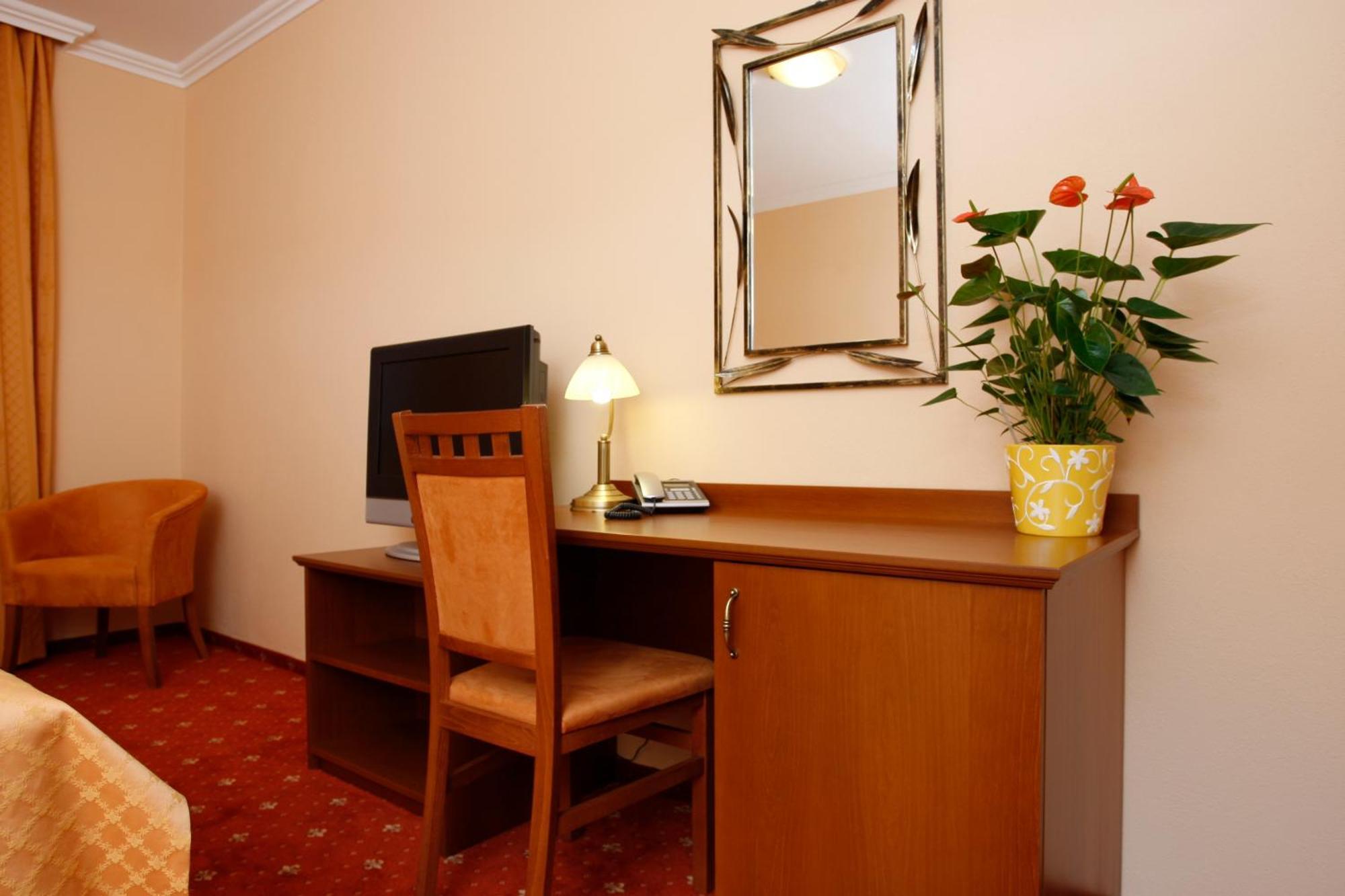 Hotel Majolika Модра Экстерьер фото