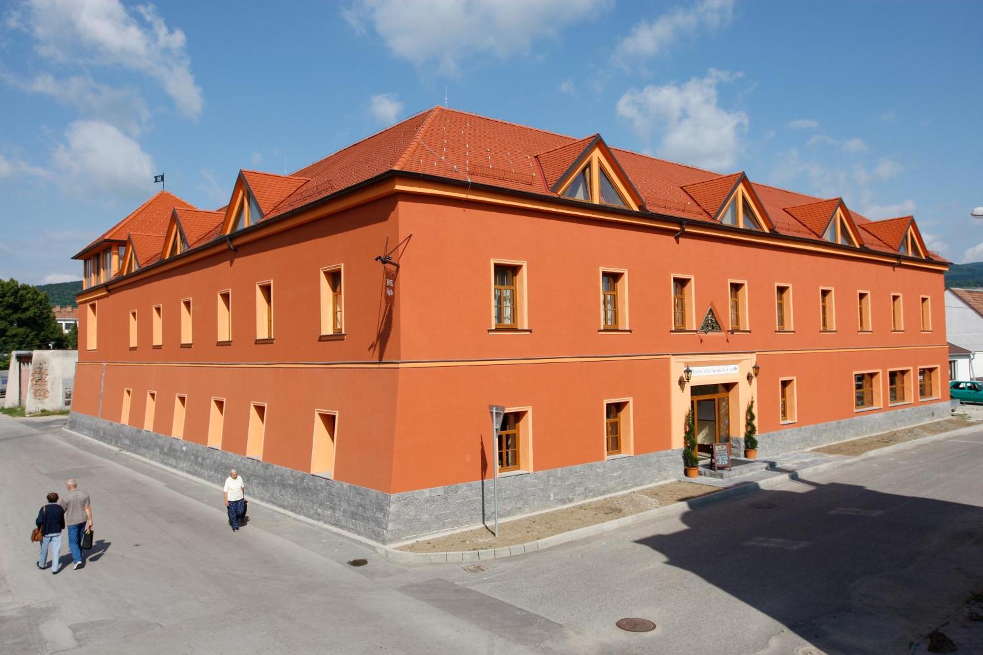 Hotel Majolika Модра Экстерьер фото