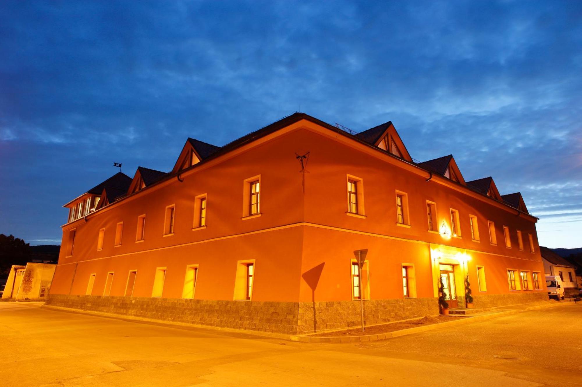 Hotel Majolika Модра Экстерьер фото