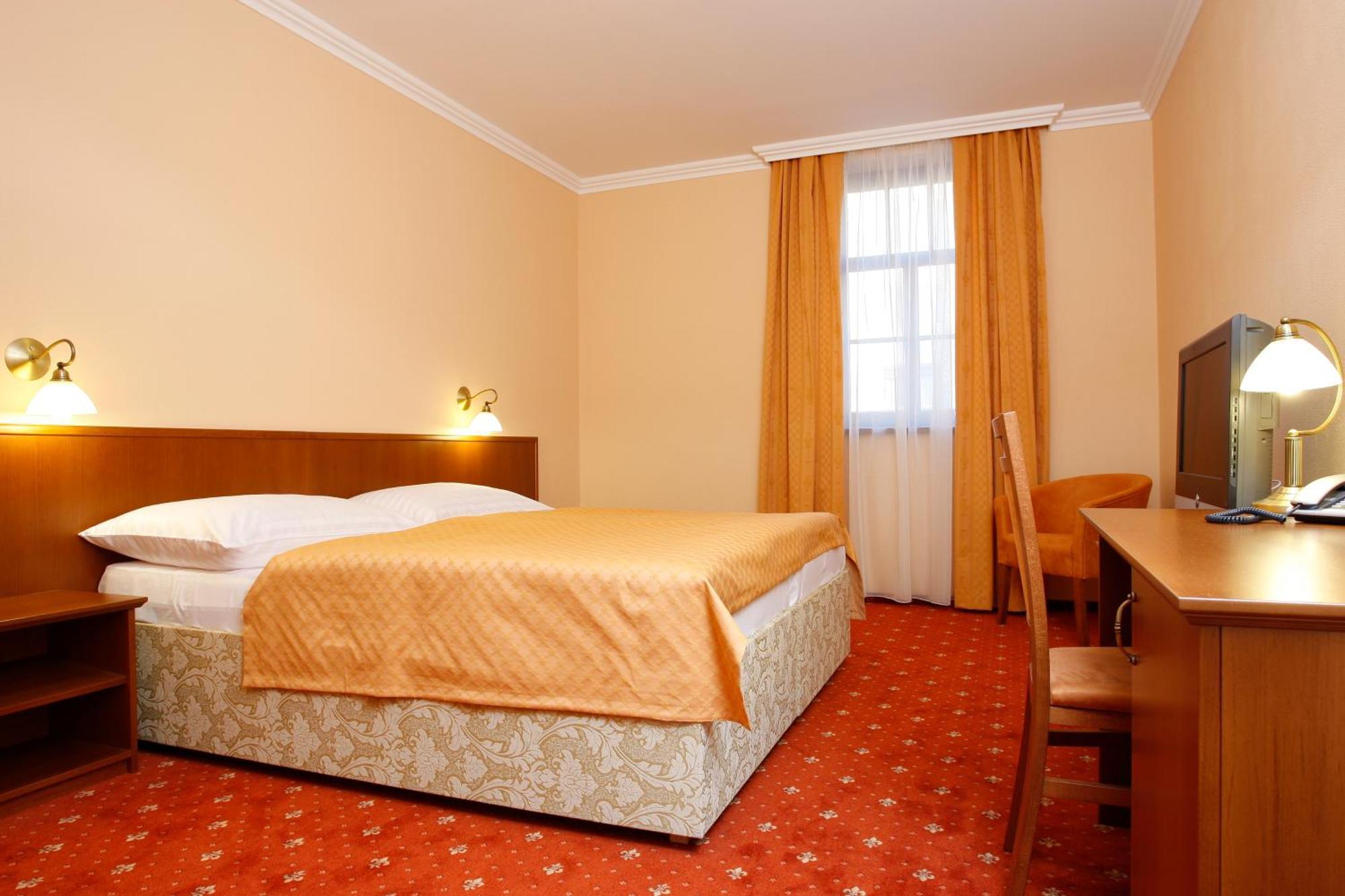 Hotel Majolika Модра Экстерьер фото