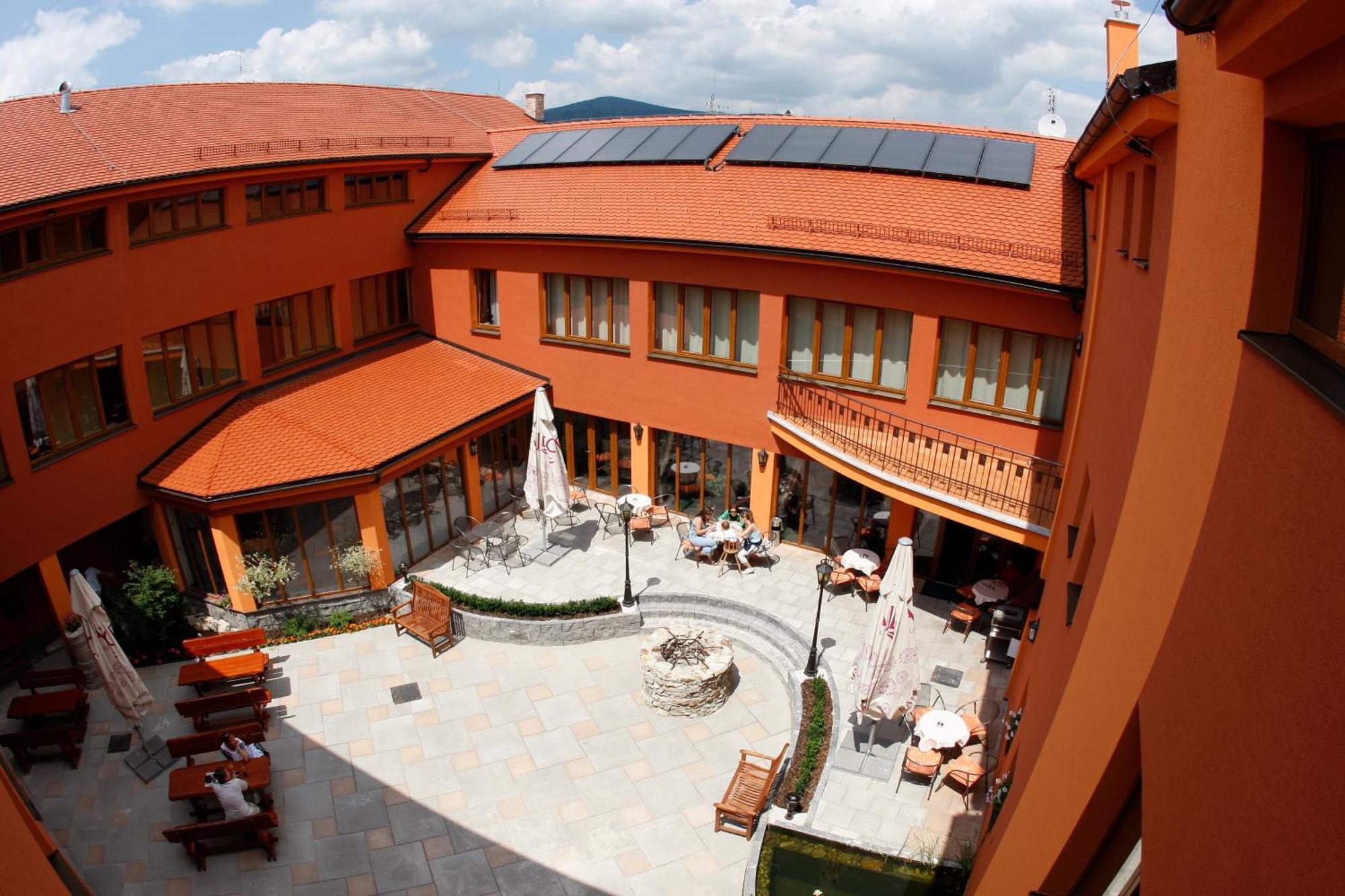 Hotel Majolika Модра Экстерьер фото