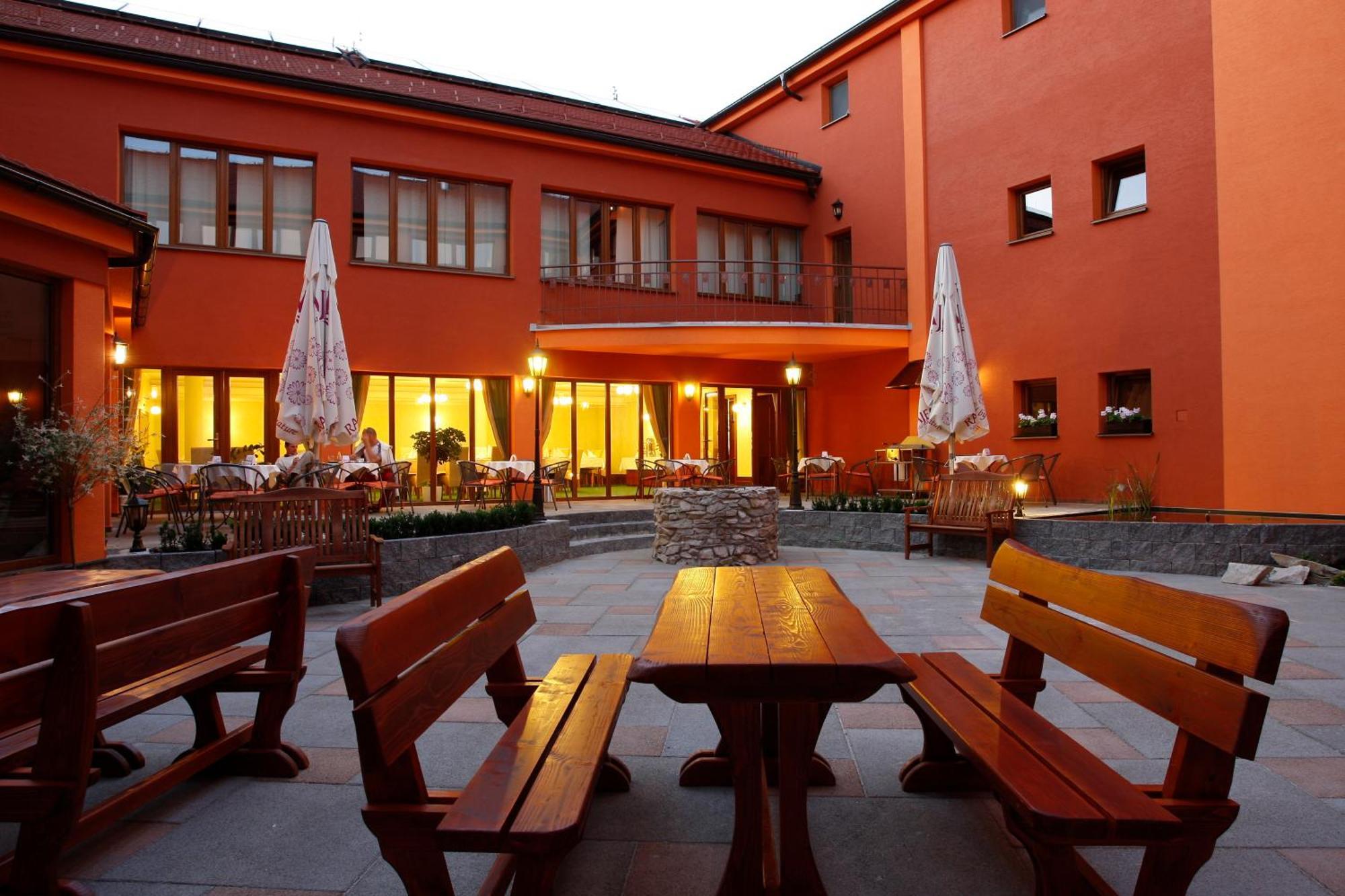Hotel Majolika Модра Экстерьер фото