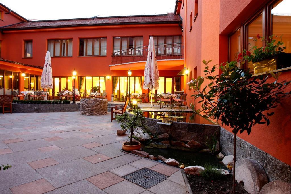 Hotel Majolika Модра Экстерьер фото