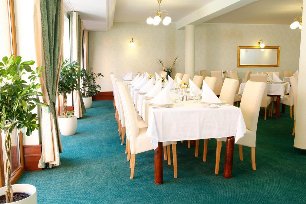 Hotel Majolika Модра Экстерьер фото