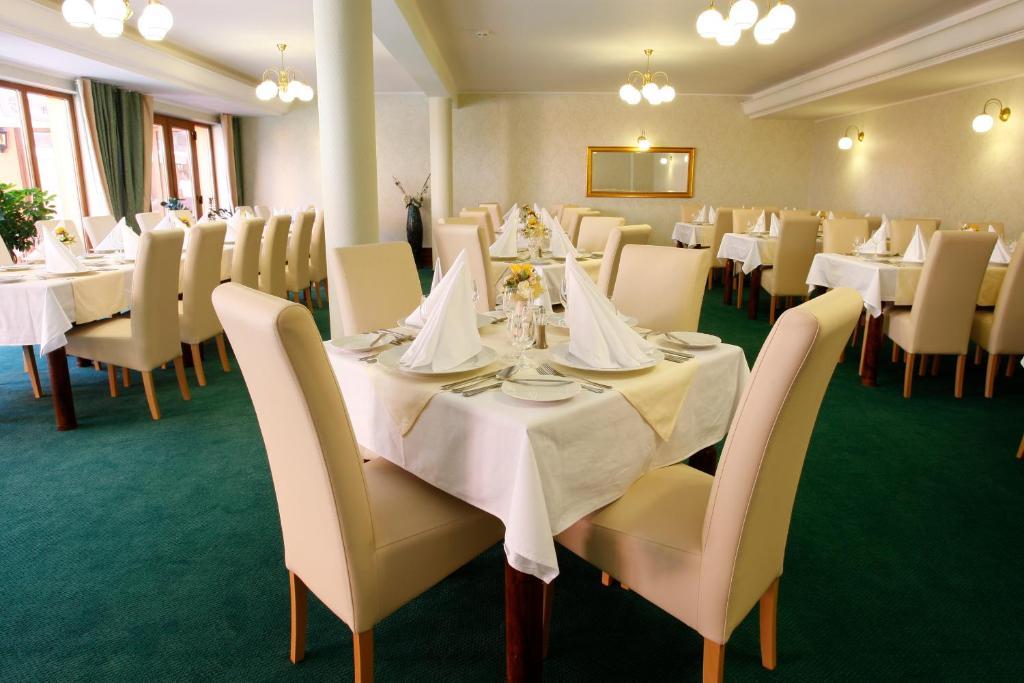 Hotel Majolika Модра Экстерьер фото