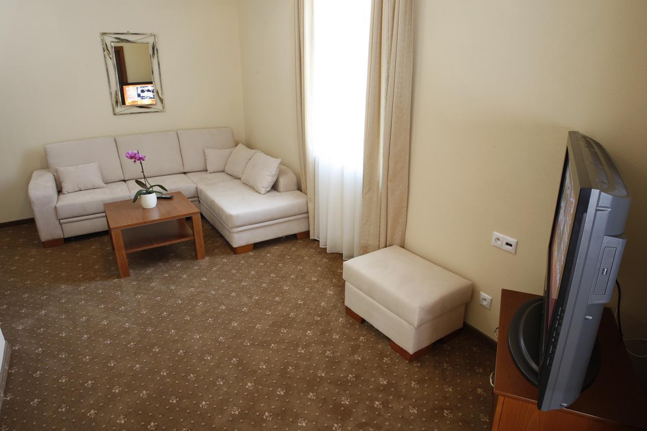 Hotel Majolika Модра Экстерьер фото