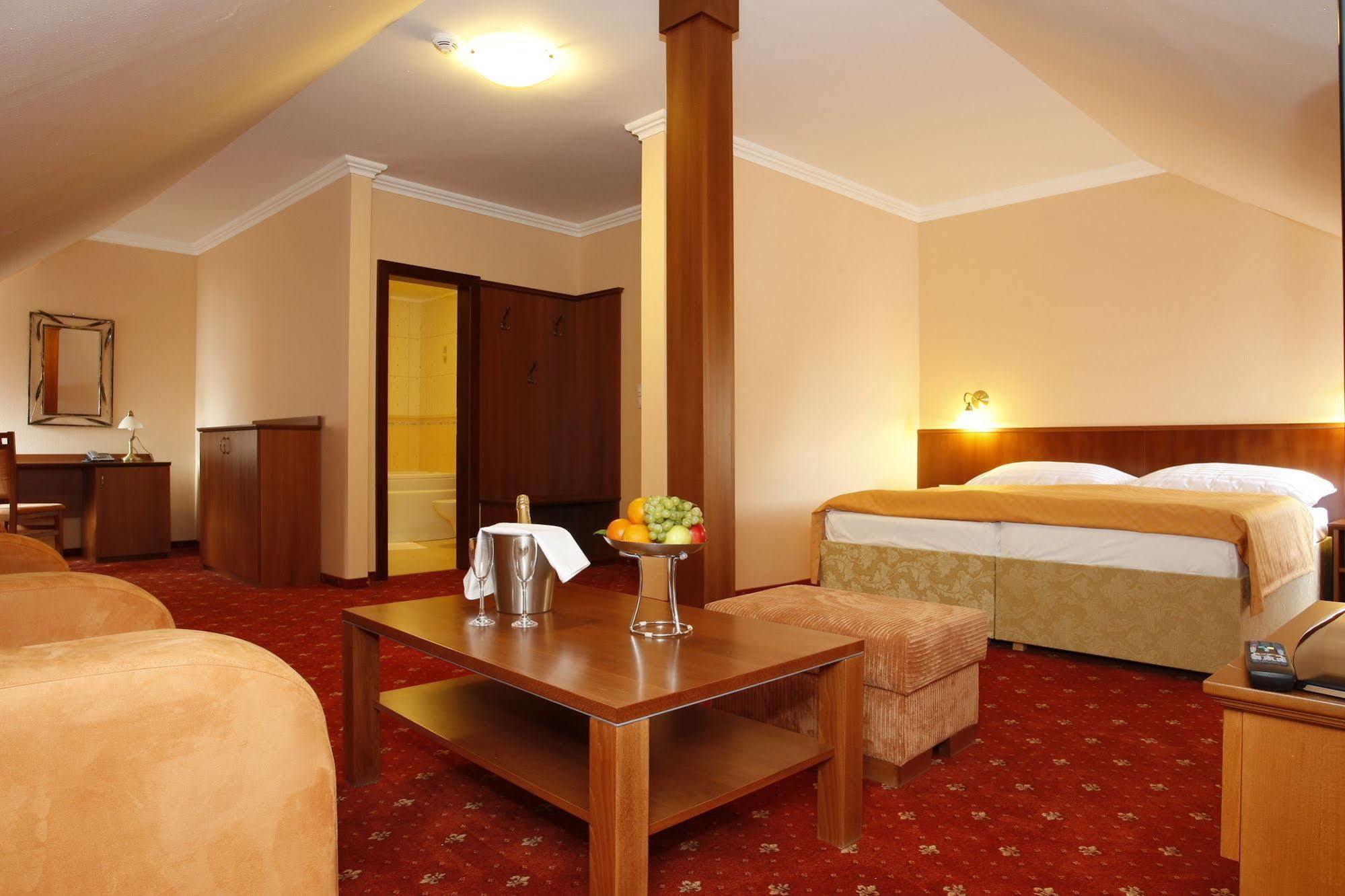 Hotel Majolika Модра Экстерьер фото