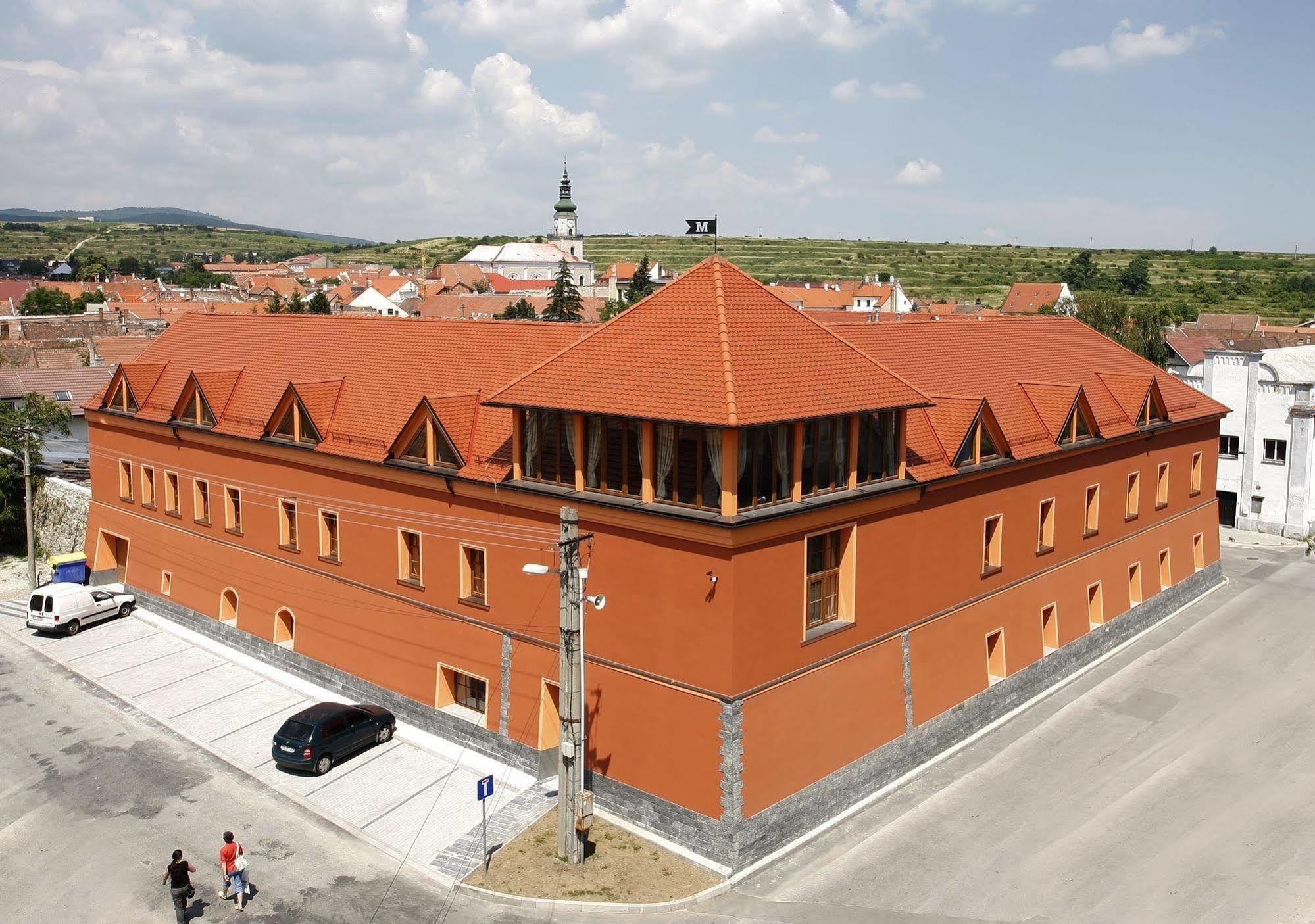 Hotel Majolika Модра Экстерьер фото