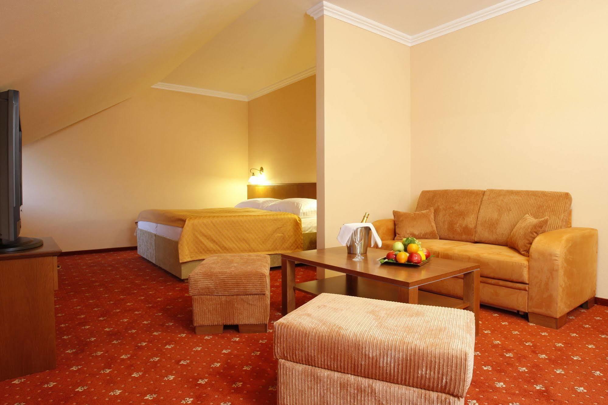 Hotel Majolika Модра Экстерьер фото