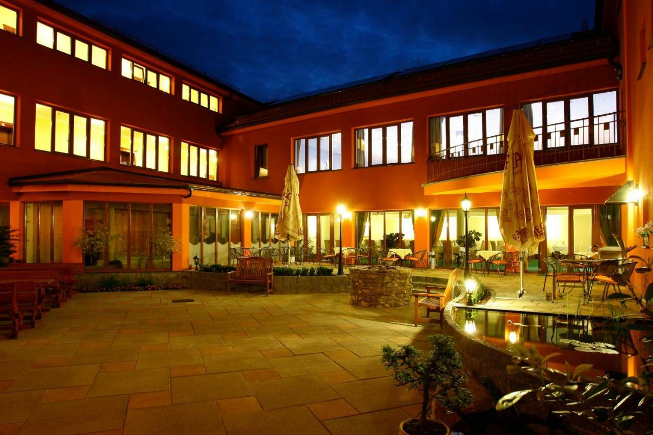 Hotel Majolika Модра Экстерьер фото