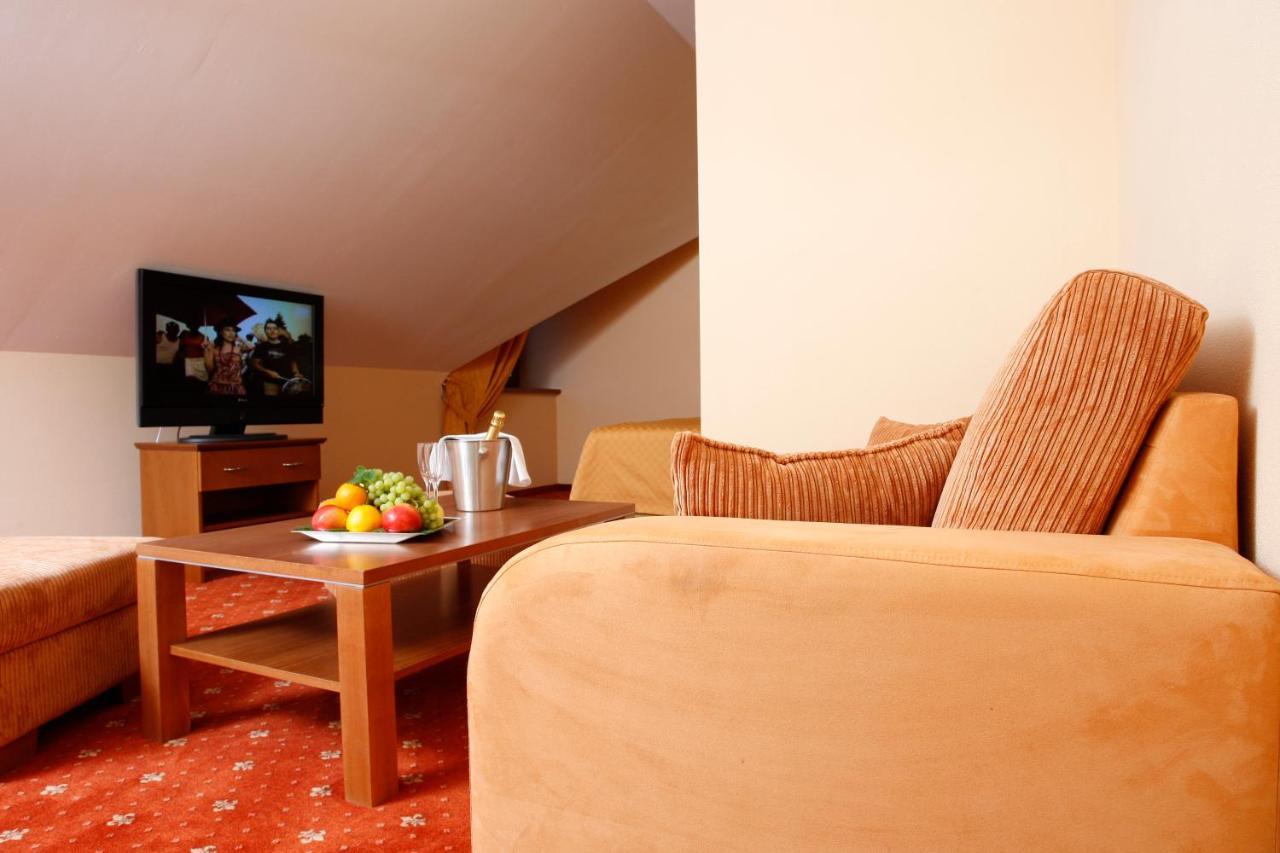 Hotel Majolika Модра Экстерьер фото