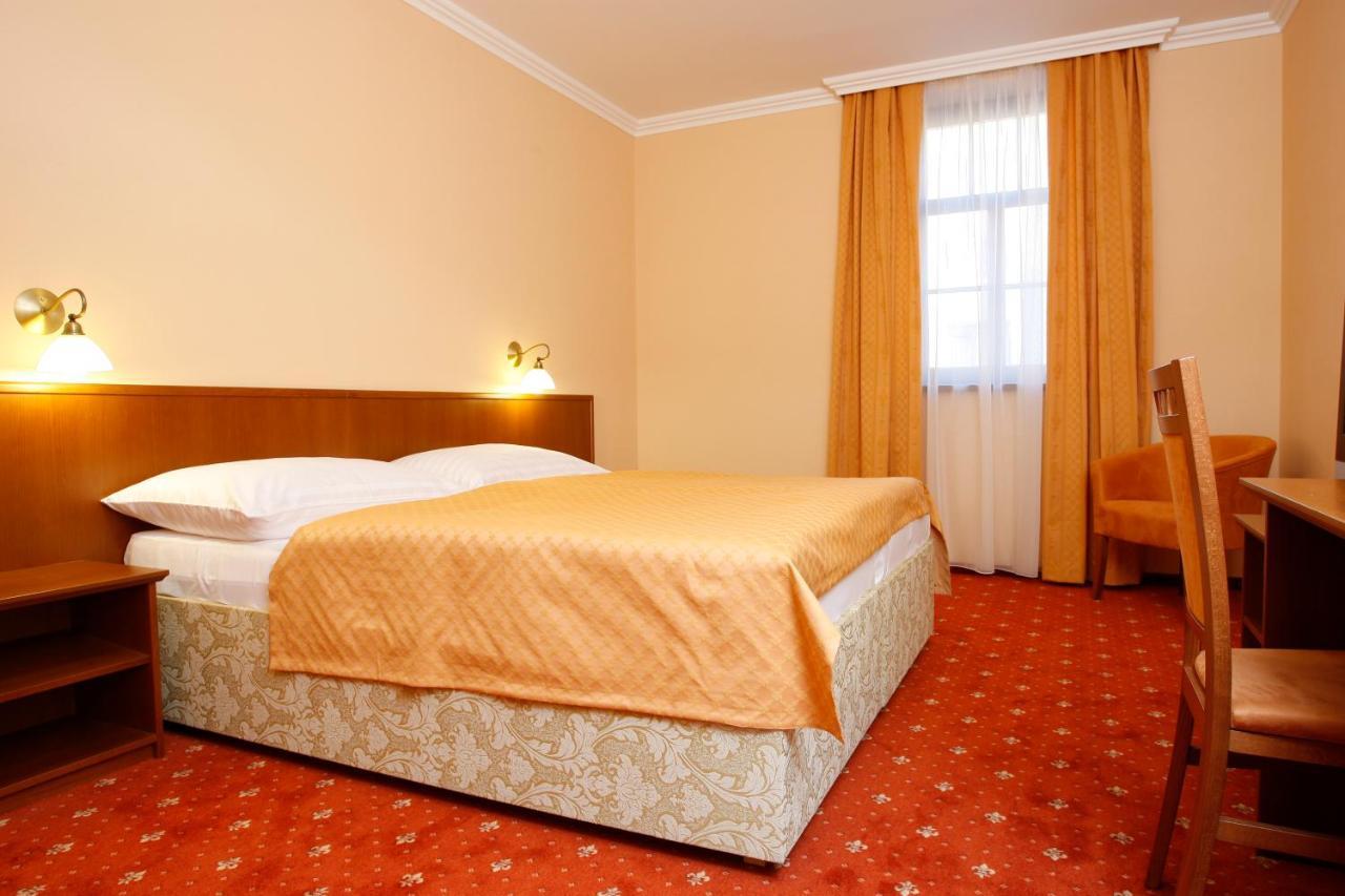 Hotel Majolika Модра Экстерьер фото